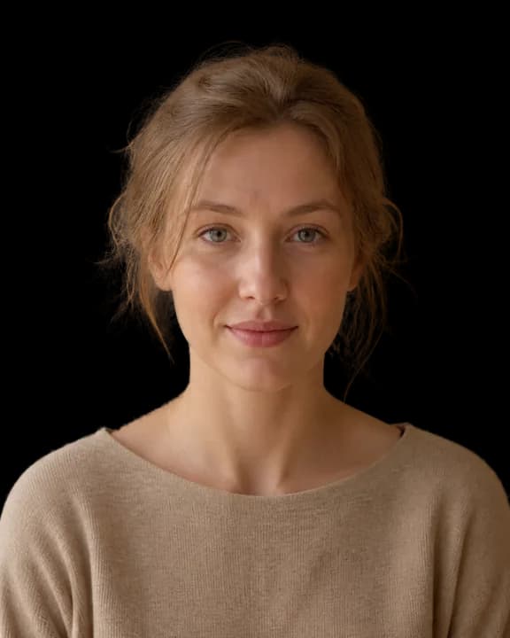 Portrait result with visible loss in similar-tone loose hair